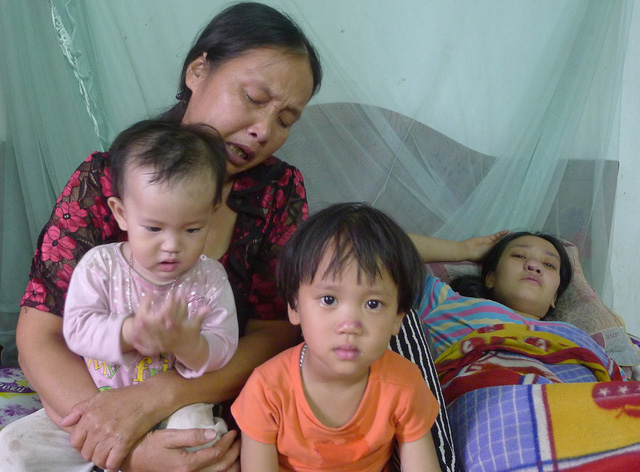 Thương con và đàn cháu, bà ngoại từ Thanh Hóa ra chăm nhưng bà cũng không có tiền cho con đi viện.